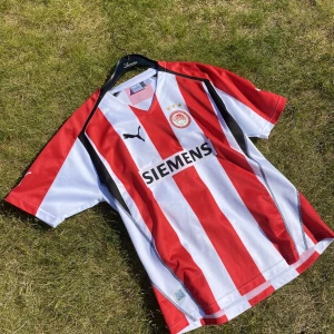 Retro olymiakos tröja - Olympiakos tröja ifrån 2005/06 Tröjan har burits av spelare som rivaldo och maradona när han var där på besök. Skick: 8/10  storlek: S Frågor? Skicka gärna! 