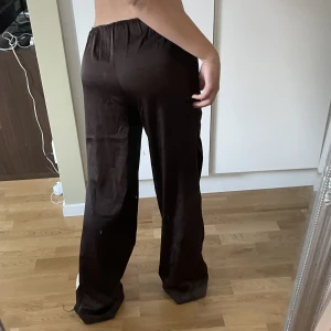 Satin byxor  - Bruna jätte sköna men tyvärr för stora! Passar en stor S typ i midjan då jag gjort dom lowwaist🫶