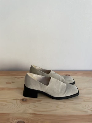 VAGABOND loafers  - Har knappt använt dom då de är för stora för mig men tyvärr så färgar klacken av sig på tyget. Men det går att tvätta bort lite 💕