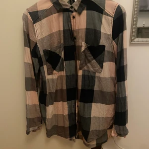 Skjorta från H&M - Söt skjorta från H&m. Använd ett fåtal gånger❤️