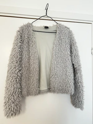 Fluffig kodta - Fluffig/päls kofta Fake päls!!🩷