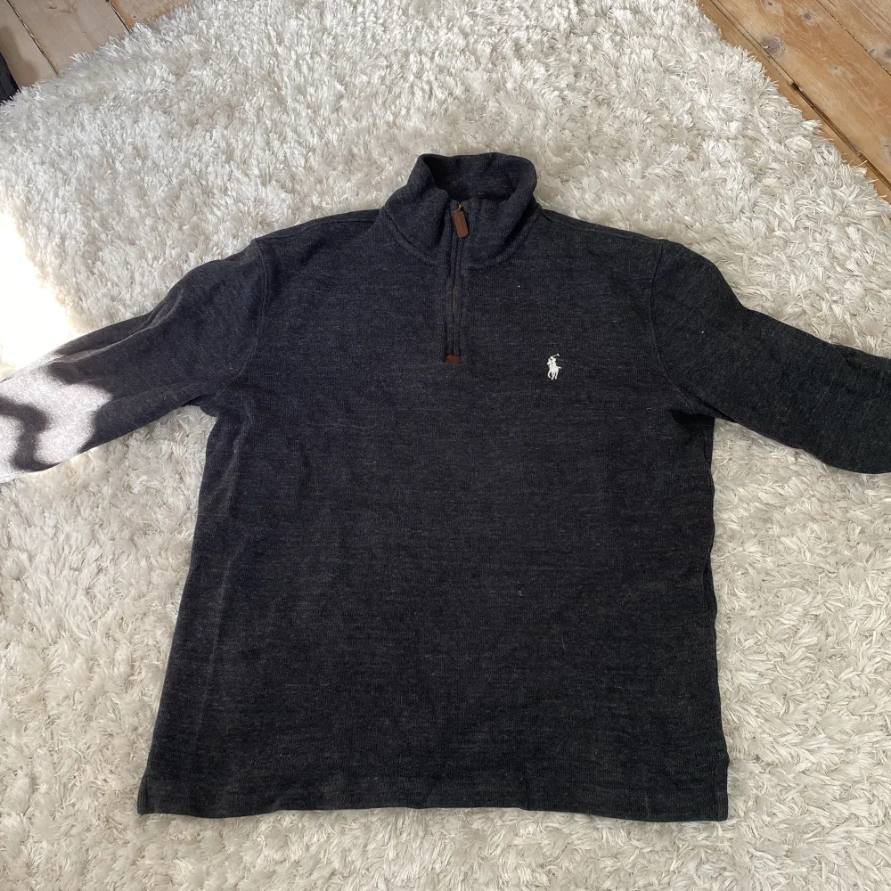 Ralph Lauren half-zip tröja i storlek Medium. Bra skick, köpt sommaren 2020. Tröjor & Koftor.