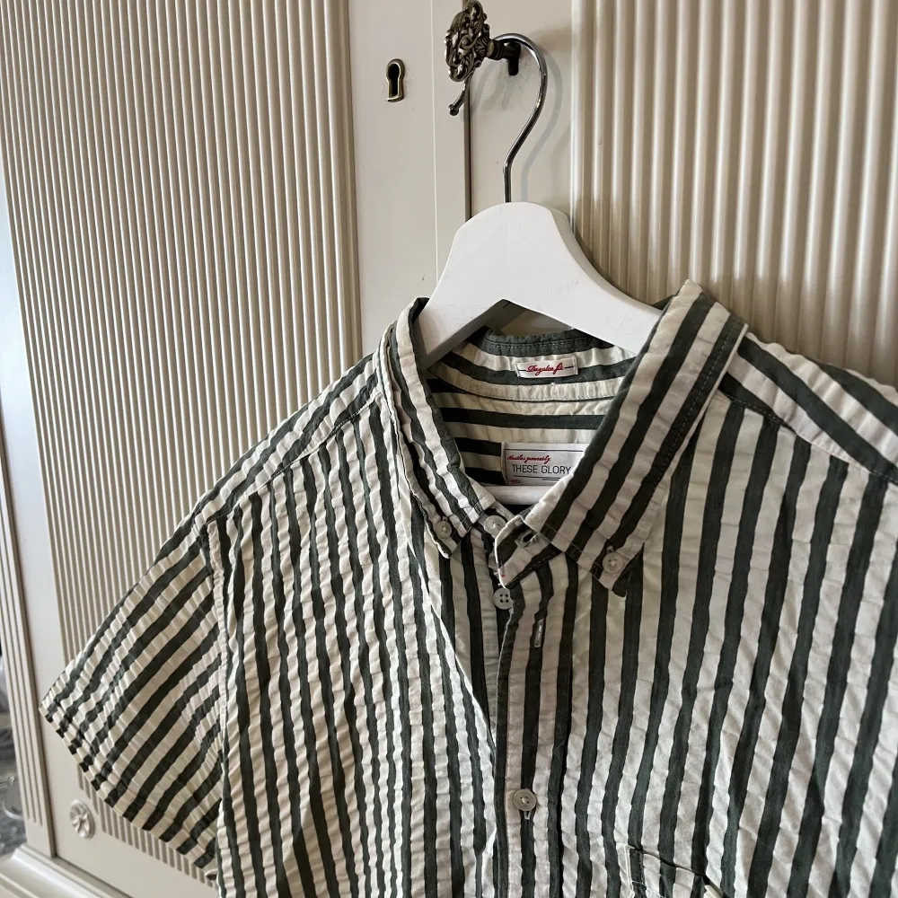 Tshirtskjorta herr grön & vitrandig storlek XL från The Glory Days Skön & Somrig. Skjortor.