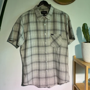 Skjorta Brixton - Medium, sann i sin storlek. Tunn, väldigt skön.  Längd 74 cm