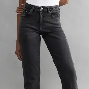 Jeans från Gina tricot i storlek 32, använda men i väldigt fint skick, säljer pga blivit lite för små😊 (Nypris 499) (Svartare i verkligheten än på bilden)