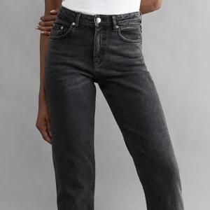 Jeans  - Jeans från Gina tricot i storlek 32, använda men i väldigt fint skick, säljer pga blivit lite för små😊 (Nypris 499) (Svartare i verkligheten än på bilden)