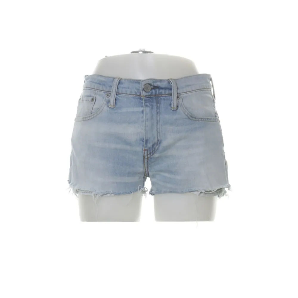 Superfina Levis shorts! Perfekta till sommaren! Modell 511. Storlek w29 l32, passar mig som brukar bära s/m❤️. Shorts.