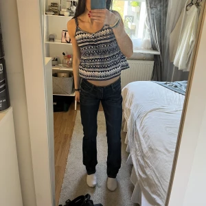 Jeans - Lågmidjade mörkblåa ”Miss Sixty” jeans i storlek 27⚡️⚡️Jeansen är köpta vintage.