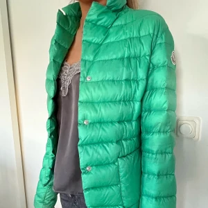 Moncler Jacka - Säljer den här jätte fina moncler jackan. Jackan är lite stor på mig som ish 160cm och har storlek Small