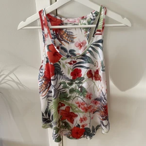 Mycket fin t-shirt/topp/linne i storlek Xs - Mycket fin t-shirt/topp/linne i storlek Xs som passar till en Xs-S(det beror på hur man gillar att ha den) Knappt använd Pris: 45 kr 🚫Djurfritt och rökfritt hem  📍Kan mötes upp i Mölnlycke  📬Kan skickas mot fraktkostnad 