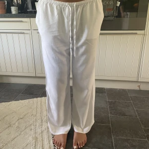 Linnebyxor  - Linnebyxor, lågmidjade, från hm. Säljer pga kommer ej till användning. Använda 1 gång.