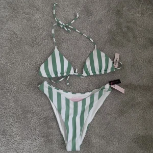 Victoria’s Secret bikini - Bikini från Victoria’s Secret. Helt oanvänd med lappar kvar! Topp - strl XS, Underdel - strl S. 150kr +frakt🤍🏝️☀️