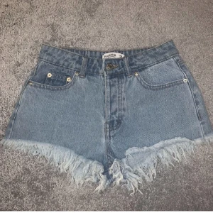 Shorts - Säljer dessa lågmidjade shortsen från bullandbear som jag köpte hör på Plick men inte fått användning av! Tryck inte på köp direkt. Köparen står för frakten 