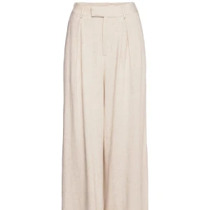 Linnebyxor från GinaTricot  - Linnebyxor från GinaTricot i storlek xs. Passar även om man har small.  Lite små smutsiga nertill, går bort i tvätten. Har inte provat att tvätta dom!  200kr ink frakt 