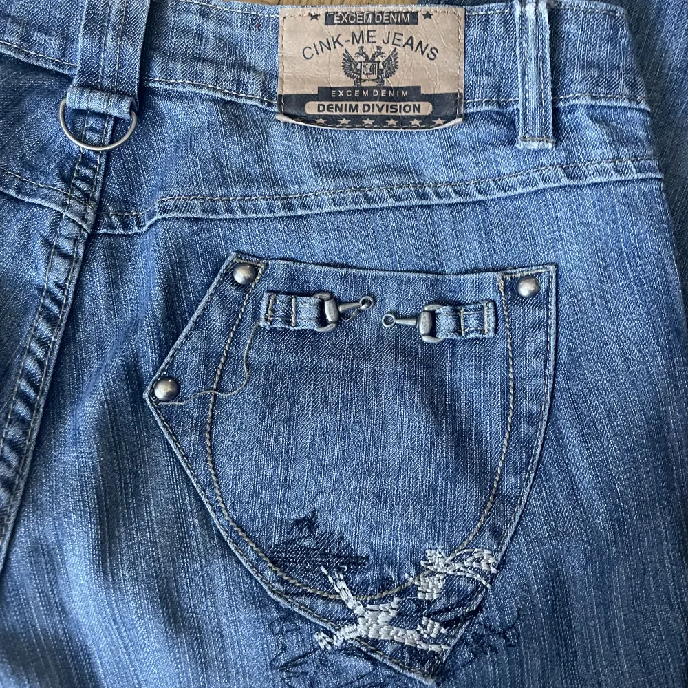 Lågmidjade jeans med fina detaljer. Säljer för att de tyvärr är för stor på mig💙 innerbenslängden 84 cm och midjemåttet är 43-44 cm. Jeans & Byxor.