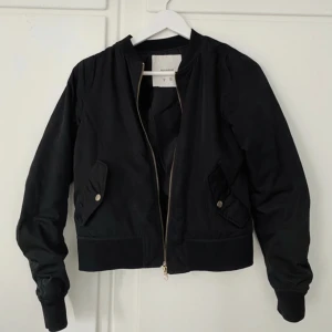 Svart bomberjacka - Svart bomberjacka i fint skick!