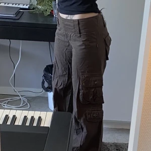 Cargobyxor - Säljer vidare dessa assnygga cargobyxor då dom tyvärr inte passade mig💕 bilderna är från förra ägaren💕midjemått: 41 cm  Innerbenslängden: 82