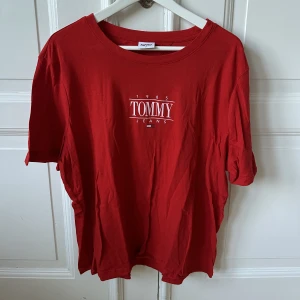 Ny Tommy Hilfiger T-shirt - Fin Tommy Hilfiger i härlig röd färg. Tyvärr aldrig kommit till användning för mig och den är endast testad så i absolut nyskick! Storlek XL men passar även L. Hämtas i Trelleborg eller skickas i postnord kuvert. 