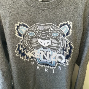Kenzo Paris  - Säljer min kenzo paris tröja som jag köpte för länge sen men använt Max 5 ggr!