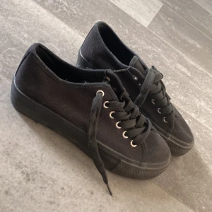 Sneakers - Helt oanvända sneakers, har till och med binde-snöret kvar, alltså bara testade. Skriv gärna för övrig information! köpta för 199kr 