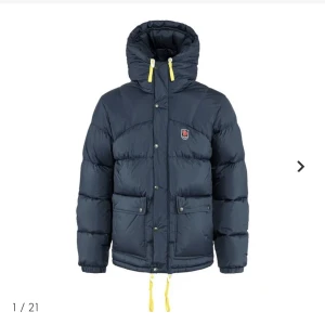 Fjällräven vinterjacka  - Fjällräven vinterjacka i strl Xs. Väl omhändertagen därav som ny. Nypris 6999kr säljs för 4500 (kan diskuteras. Inga synliga defekter💕