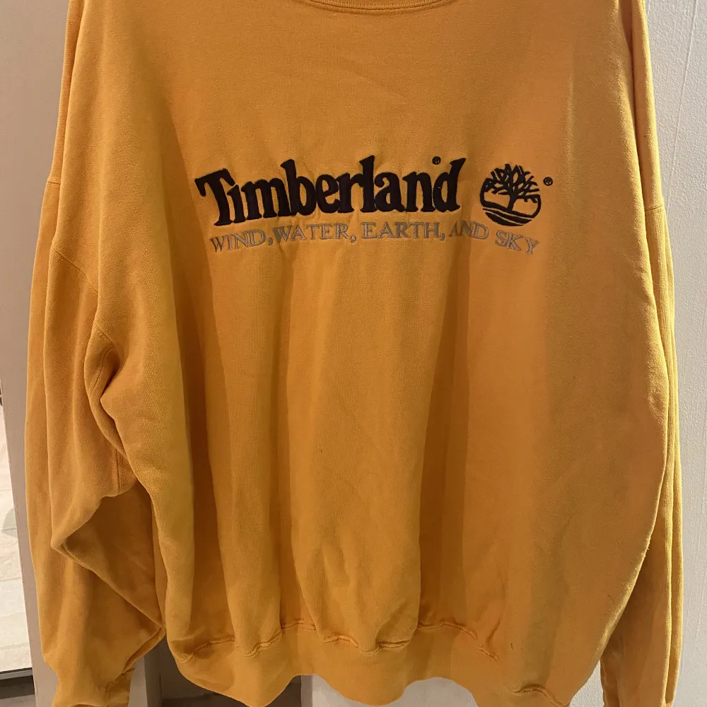 Supersnygg timberland sweatshirt i perfekt skick, använd men inga defekter. . Hoodies.