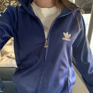 ADIDAS ZIP UP HOODIE - Säljer min sjukt snygga bekväma adidas tröja, då den inte är min stil längre, köptes här på plick används ett par fåtal gånger💞TRYCK EJ PÅ KÖP NU! Om du inte har kontaktat mig innan!💞