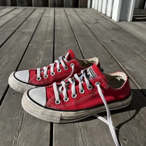 Converse  - låga röda converse, tecken på användning finns, har handtvättats i tvättmaskin!  dom är i storlek 37.5 o jag har 38,5 i storlek vanligtvis o dom har suttit perfekt på mig