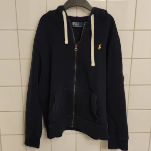 Blå Ralph Lauren hoodie  - Den är i storlek XL fast den passar nog mer som L. Den är i 7/10 skick. Orginal pris 1800 kr. 