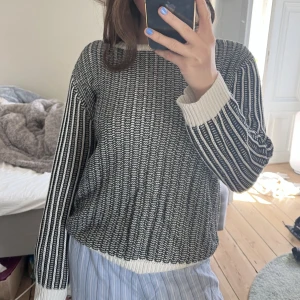 Tröja - Superfin mönstrad tröja köpt second hand men ursprungligen från Savannah! Står ingen storlek men jag brukar ha S och den sitter bra på mig!💞
