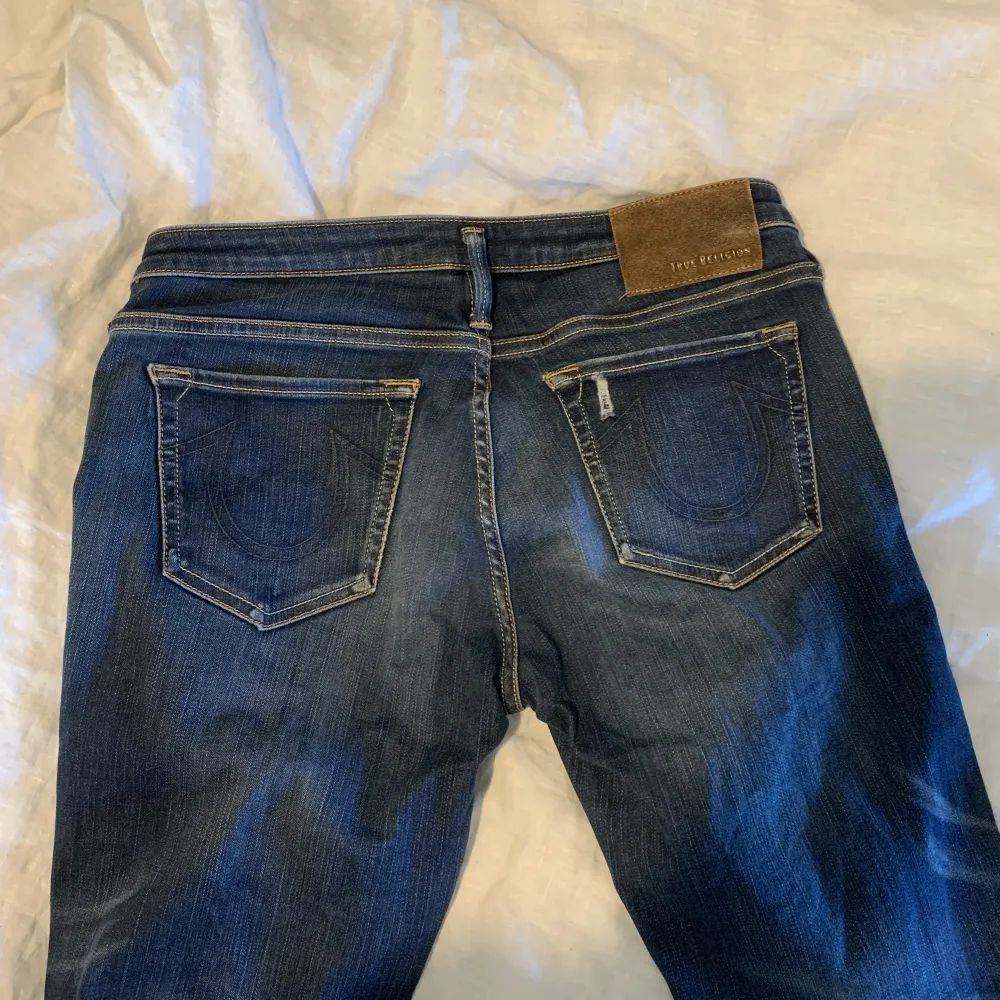 Super fina lågmidjade true religon jeans i bra skick. Tyvärr för korta på mig därför säljs dem💗 . Jeans & Byxor.