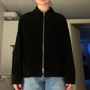 Weekday manchesterjacka - Svart manchesterjacka i tunnare material från Weekday. Köptes 2019 och använd flitigt men i mycket bra skick! Lite längre baktill (se bild 2). Silverkedja. Strl xs men passar även s/m. Köparen står för frakt 🌸