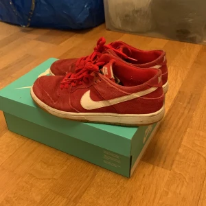 Nike SB Dunk red - Tjena, vet inte vilka det är men jag köpte dom av en vän som skate skor och dom har används som det, då dom är lite slitna oå vänster foten. Mycket material kvar och är perfekta för dom som skatear