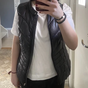 Vero moda  - Säljer en jättefina vår väst! Säljer för 250kr + frakt!❤️