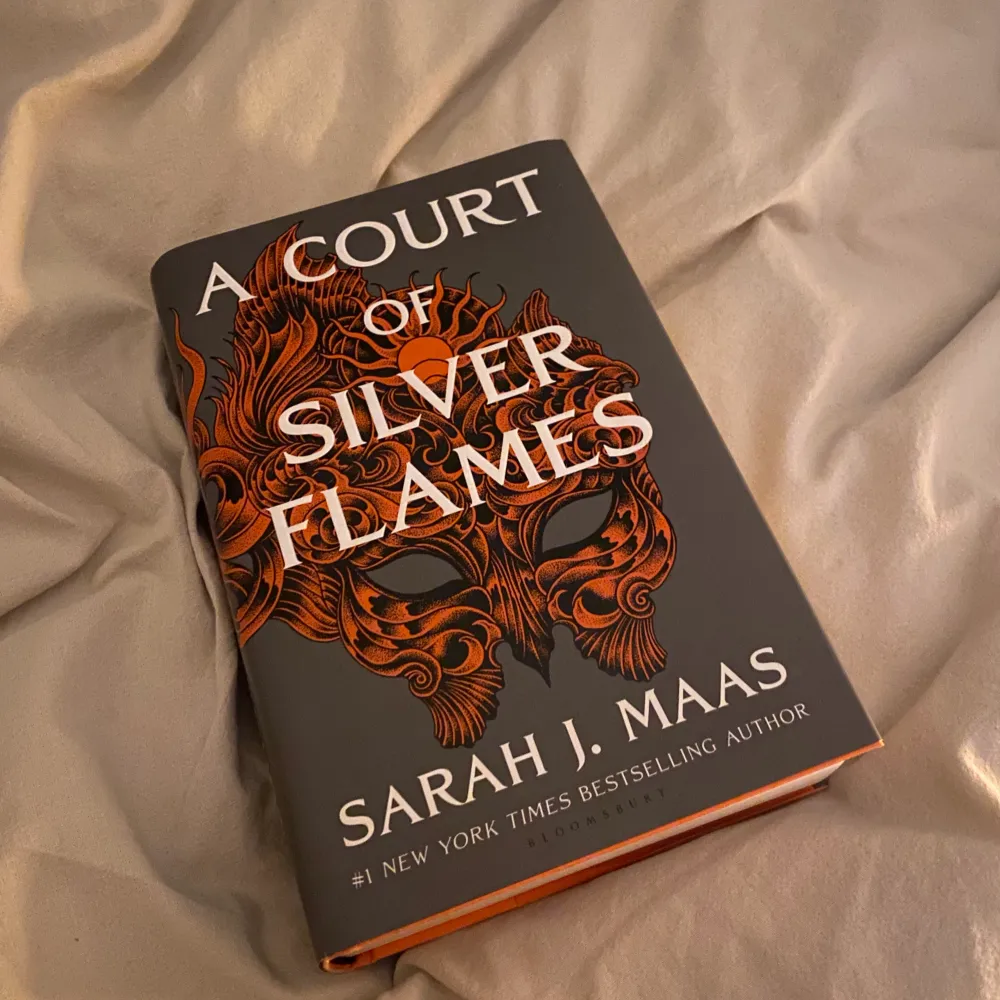 Bok engelska. Sarah j maas, a court of silver flames. Mycket fint skick. . Accessoarer.