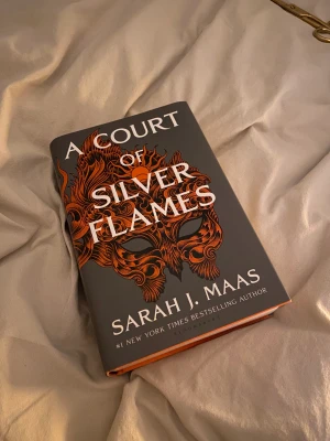 Böcker engelska - Bok engelska. Sarah j maas, a court of silver flames. Mycket fint skick. 