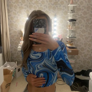 Mönstrad långärmad  - Blå mönstrad långärmad från Shein. Använt en gång så är i fint skick och bra kvalitet. Säljer pga ligger bara i garderoben. Storkek xs. 