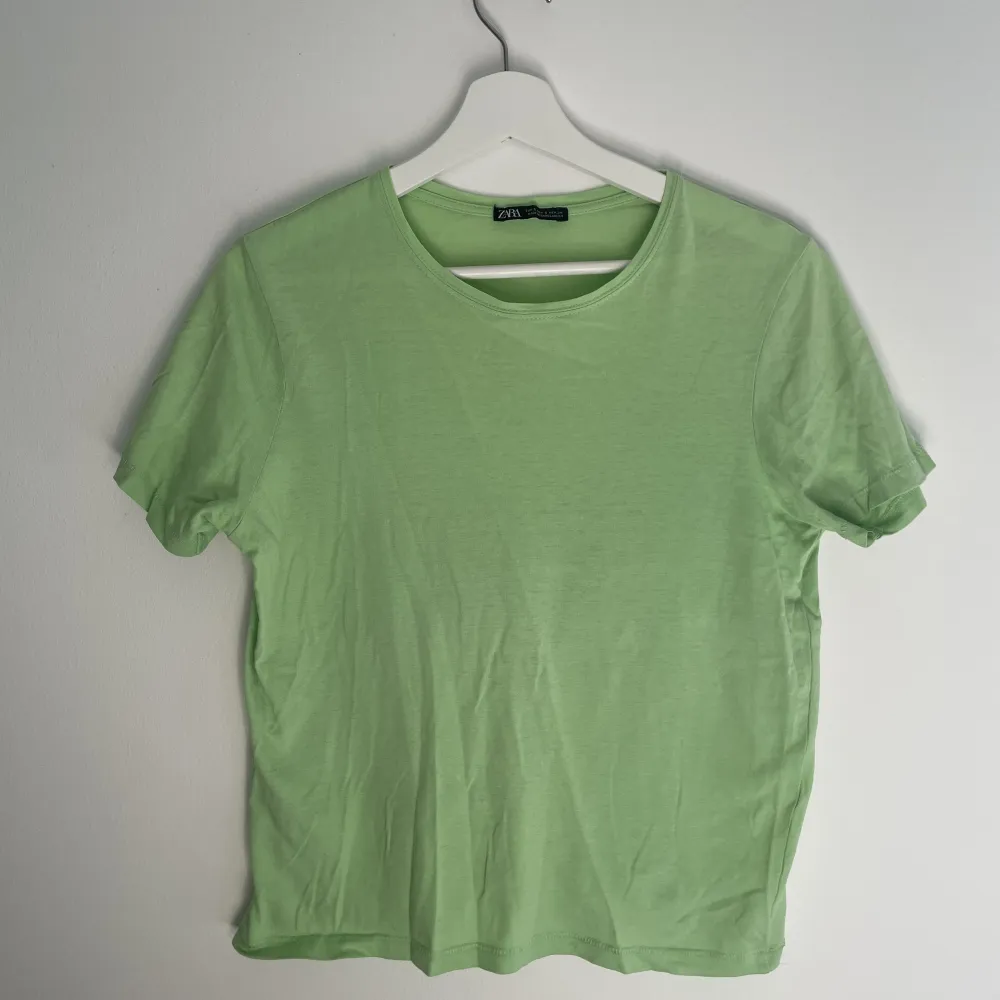 Cool grön T-shirt i bra skick, perfekt till våren och sommaren. Storlek s🫶🏼 Hör av er vid frågor, pris kan diskuteras . T-shirts.