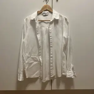 Vit linneskjorta med vita/genomskinliga knappar från Ellos
