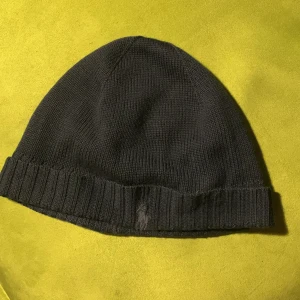 Polo Ralph lauren mössa blå - Nypris cirka 400kr  Säljer för att den ej används längre  Inte använd så mycket, Bra skick 
