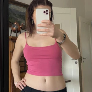 Rosa linne🌺 -  Ett rosa vanligt linne i storlek S. Inte använt mycket, därav bra skick. Billigt pris för att bli av med det.😊