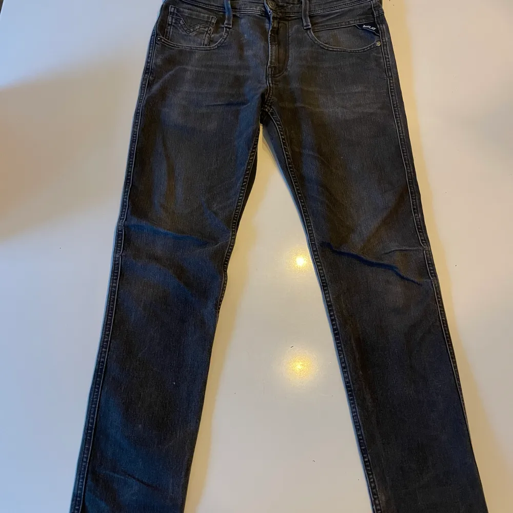 Ett par svarta replay jeans. Jeansen har ett hål på varje ben nere vid hälen. De går absolut att använda men de är lite slitna.. Jeans & Byxor.