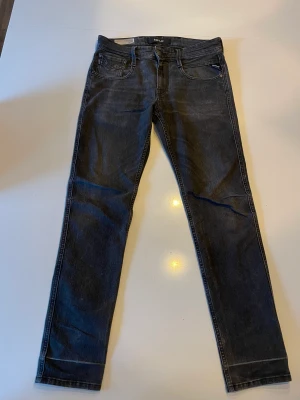 Replay Jeans  - Ett par svarta replay jeans. Jeansen har ett hål på varje ben nere vid hälen. De går absolut att använda men de är lite slitna.