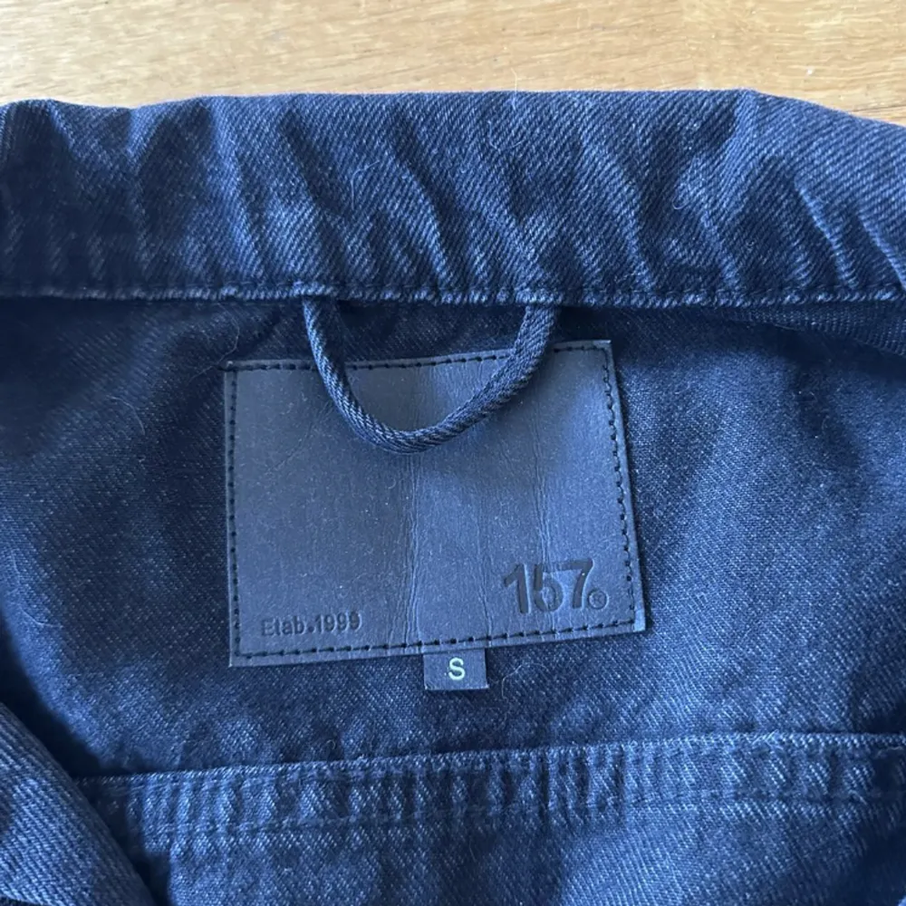 Säljer en mörgrå/svart jeans jacka från Lager 157. Använd fåtal gånger och i fint skick. Storlek: small. Nypis: 400kr. Säljer för: 150kr.. Jackor.