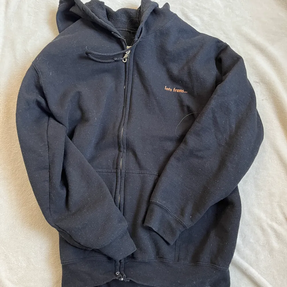 Super mysig och snygg svart zip-up hoodie från Iets Frans men köpt på Urban outfitters! 💕 Passar perfekt till allt! Storlek S men passar M också! 😍 Frakt är 49kr! 📦🚚. Hoodies.