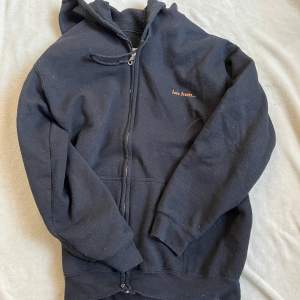 Super mysig och snygg svart zip-up hoodie från Iets Frans men köpt på Urban outfitters! 💕 Passar perfekt till allt! Storlek S men passar M också! 😍 Frakt är 49kr! 📦🚚