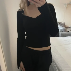 Ribbad topp - Snygg topp från bershka som passar till både fest och vardags 🪩💗slits vid händerna