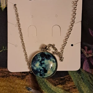 Halsband - Ett blått halsband  Silver kedja  Alsrig använd 🥰