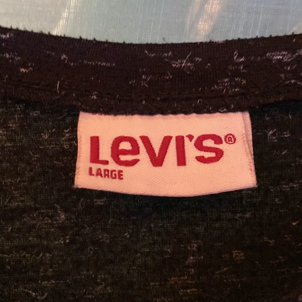 Säljer en Levis t-shirt. Det står att den är large men den är perfekt med storlek s/m. T-shirts.