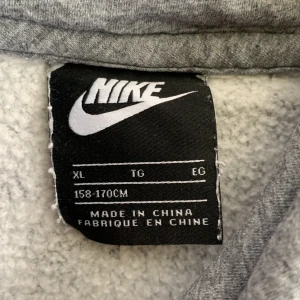 Nike hoodie - Grå nike hoodie storlek 158-170 cm